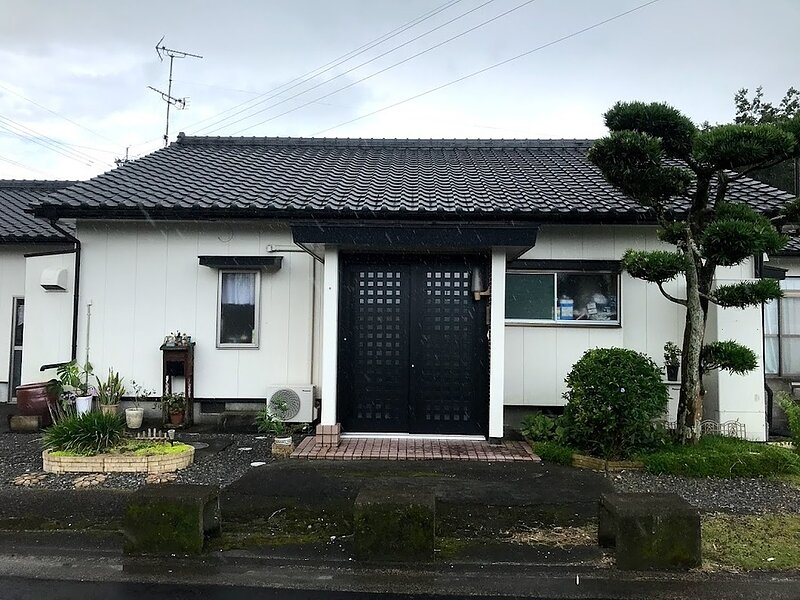 大崎町新調堀S様邸知人の家の玄関扉がなんと1日で綺麗になったと聞いてまさかと思いましたが本当でした 　(有)アキ建設